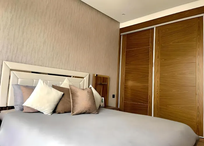 2 Bedrooms With Huge Terrace Access To The Pool