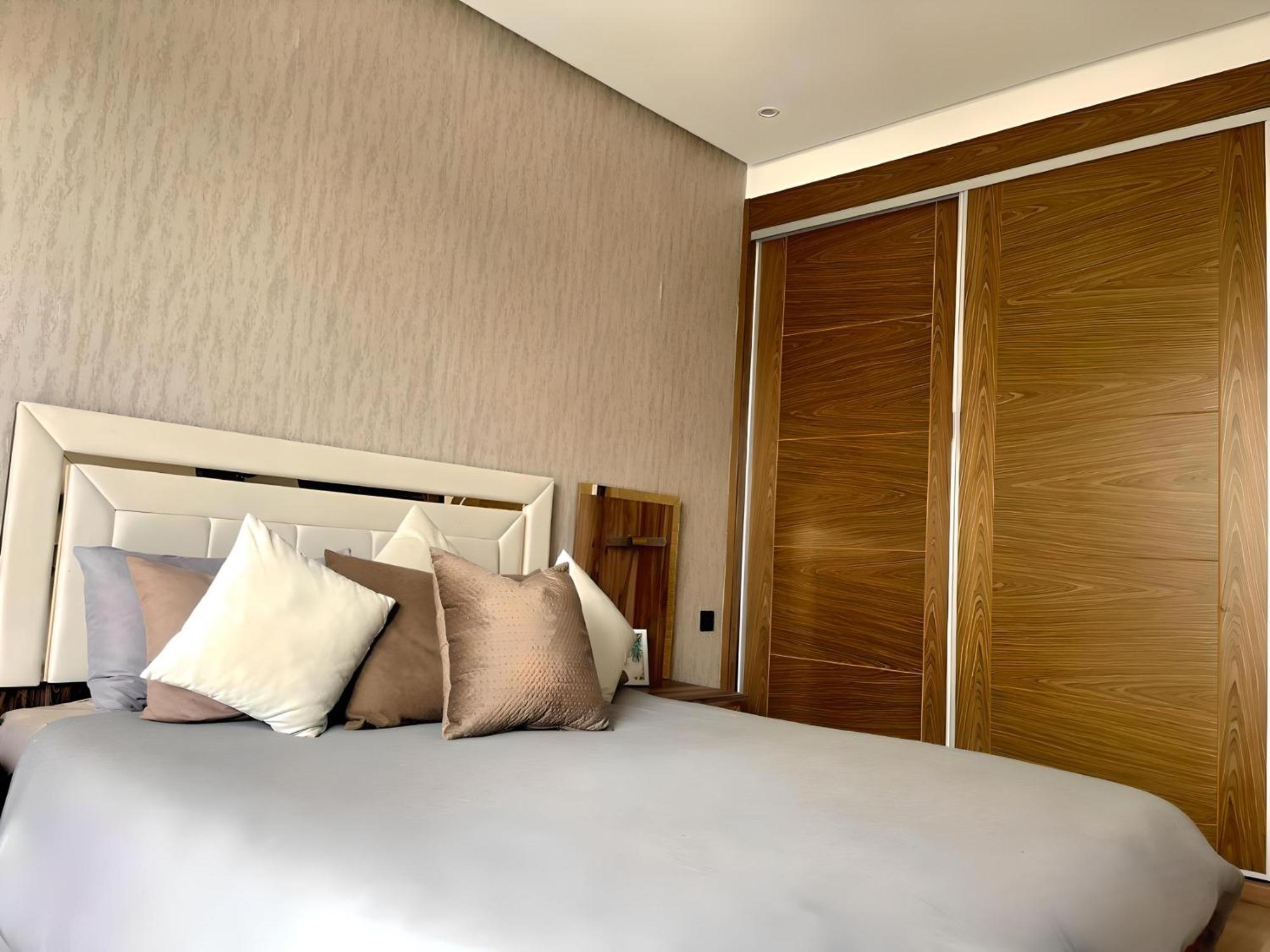 2 Bedrooms With Huge Terrace Access To The Pool Apartment *